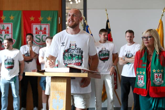 08 06 2026 ,xgox, Handball Daikin HBL, Reception and celebration at the town hall with SC Magdeburg emspor, f l Christian O Sullivan Magdeburg, 24 signs the citys Golden Book Magdeburg