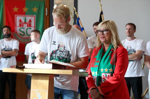 08 06 2026 ,xgox, Handball Daikin HBL, Reception and celebration at the town hall with SC Magdeburg emspor, f l Matthias Musche Magdeburg, 6 signs the citys Golden Book Magdeburg