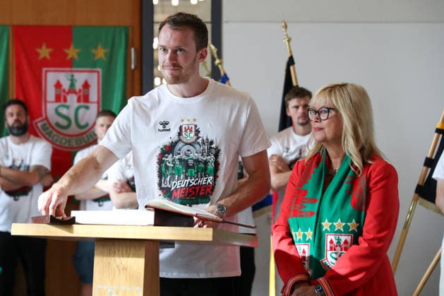 08 06 2026 ,xgox, Handball Daikin HBL, Reception and celebration at the town hall with SC Magdeburg emspor, f l Felix Claar Magdeburg, 7 signs the citys Golden Book Magdeburg
