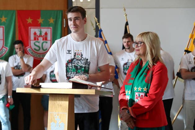 08 06 2026 ,xgox, Handball Daikin HBL, Reception and celebration at the town hall with SC Magdeburg emspor, f l Manuel Zehnder Magdeburg, 8 signs the citys Golden Book Magdeburg