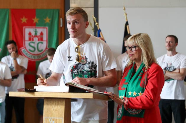 08 06 2026 ,xgox, Handball Daikin HBL, Reception and celebration at the town hall with SC Magdeburg emspor, f l Gisli Thorgeir Kristjansson Magdeburg, 10 signs the Golden Book of the City of Magdeburg