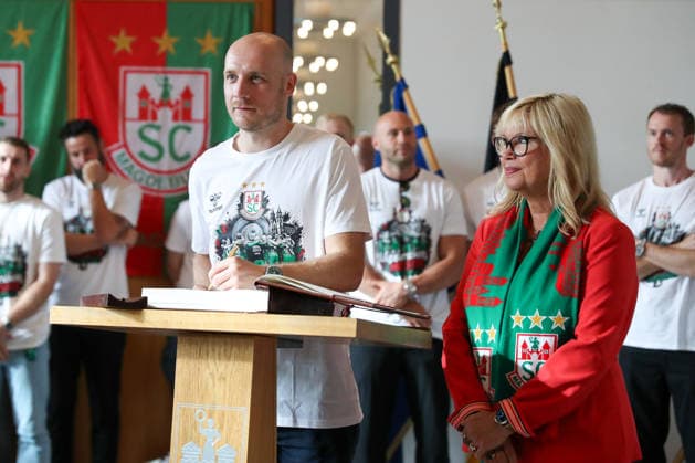 08 06 2026 ,xgox, Handball Daikin HBL, Reception and celebration at the town hall with SC Magdeburg emspor, f l Daniel Pettersson Magdeburg, 11 signs the citys Golden Book Magdeburg