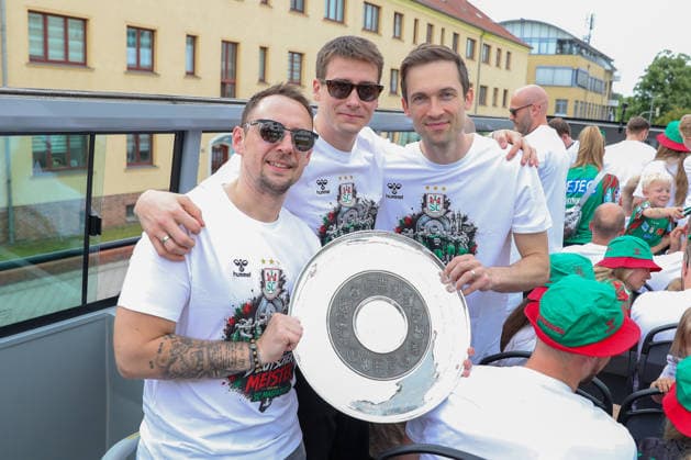 08 06 2026 ,xgox, Handball Daikin HBL, Reception and celebration at the town hall with SC Magdeburg emspor, f l Dino Spiranec Magdeburg, goalkeeping coach , Manuel Zehnder Magdeburg, 8 , Nikola Portner Magdeburg, 80 Magdeburg