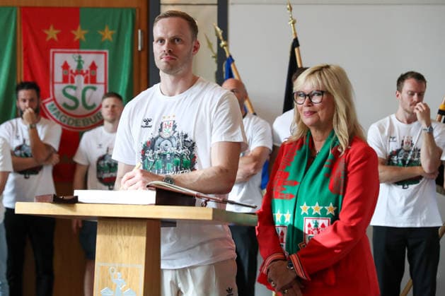 08 06 2026 ,xgox, Handball Daikin HBL, Reception and celebration at the town hall with SC Magdeburg emspor, f l Omar Ingi Magnusson Magdeburg, 14 signs the citys Golden Book Magdeburg