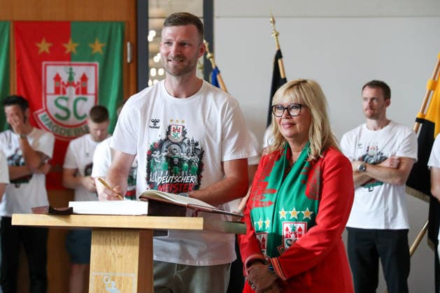 08 06 2026 ,xgox, Handball Daikin HBL, Reception and celebration at the town hall with SC Magdeburg emspor, f l Philipp Weber Magdeburg, 20 signs the citys Golden Book Magdeburg