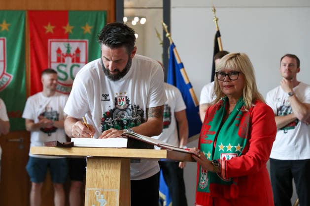 08 06 2026 ,xgox, Handball Daikin HBL, Reception and celebration at the town hall with SC Magdeburg emspor, f l Bennet Wiegert Magdeburg, Coach signs the citys Golden Book Magdeburg