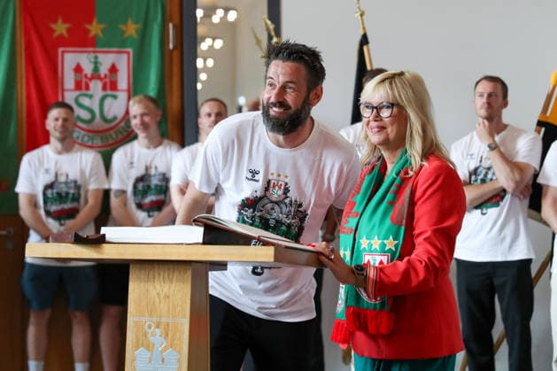 08.06.2026 ,xgox, Handball - Daikin HBL, Empfang und Feier am Rathaus mit dem SC Magdeburg emspor, v.l. Bennet Wiegert (Magdeburg, Trainer) trägt sich ins Goldene Buch der Stadt ein Magdeburg *** 08 06 2026 ,xgox, Handball Daikin HBL, Reception and celebration at the town hall with SC Magdeburg emspor, f l Bennet Wiegert Magdeburg, Coach signs the citys Golden Book Magdeburg
