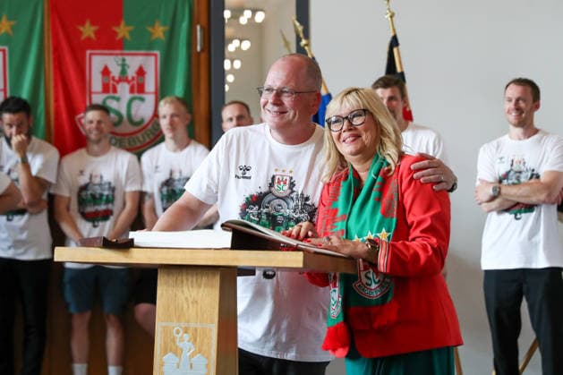08 06 2026 ,xgox, Handball Daikin HBL, Reception and celebration at the town hall with SC Magdeburg emspor, f l Marc Henrik Schmedt Magdeburg, Managing Director signs the Golden Book of the City of Magdeburg