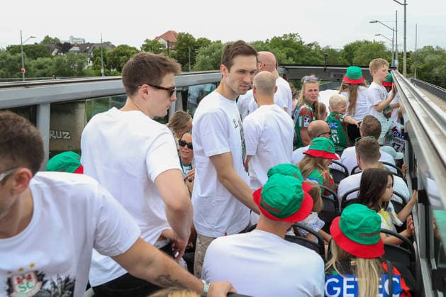 08 06 2026 ,xgox, Handball Daikin HBL, Reception and celebration at the town hall with SC Magdeburg emspor, f l The team on the way to Magdeburg town hall