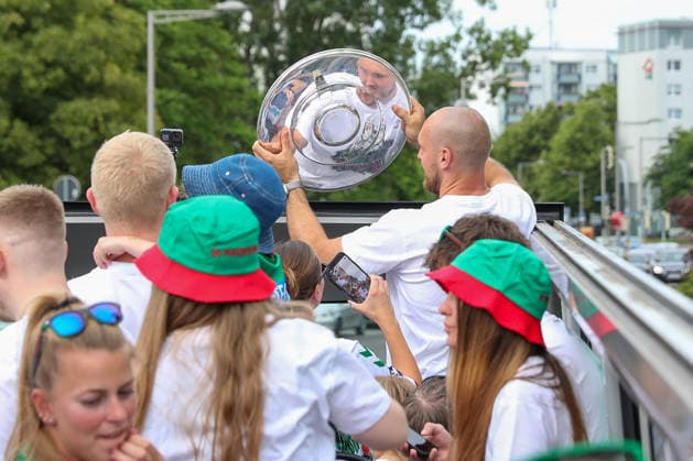 08 06 2026 ,xgox, Handball Daikin HBL, Reception and celebration at the town hall with SC Magdeburg emspor, f l Christian O Sullivan Magdeburg, 24 with the Magdeburg championship trophy