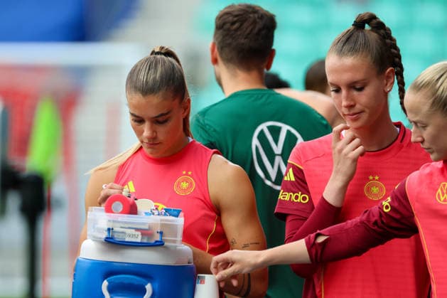 Ljubljana, Slovenia 08 06 2026 Final training of the DFB womens team before the World Cup qualifier against Slovenia In the picture from left Selina Cerci Germany and goalkeeper Ena Mahmutovic Germany Copyright: HMBxMedia MadeleinexFantini