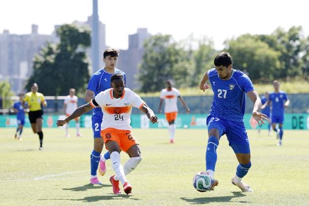 NEW YORK - (LR) Crysencio Summerville of the Netherlands, Abdukodir Khusanov of Uzbekistan, Yakhongir Urozov of Uzbekistan during the friendly international match, Länderspiel, Nationalmannschaft between the Netherlands and Uzbekistan at Icahn Stadium on June 8, 2026 in New York, United States. MAURICE VAN STEEN ANP International Friendly, Länderspiel, Nationalmannschaft 2026 xVIxANPxSportx xMauricexvanxSteenxIVx 560515992 originalFilename: 560515992.jpg