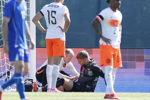 NEW YORK - Injury to Netherlands goalkeeper Bart Verbruggen during the friendly international match, Länderspiel, Nationalmannschaft between the Netherlands and Uzbekistan at Icahn Stadium on June 8, 2026, in New York, United States. MAURICE VAN STEEN ANP International Friendly, Länderspiel, Nationalmannschaft 2026 xVIxANPxSportx xMauricexvanxSteenxIVx 560516723 originalFilename: 560516723.jpg