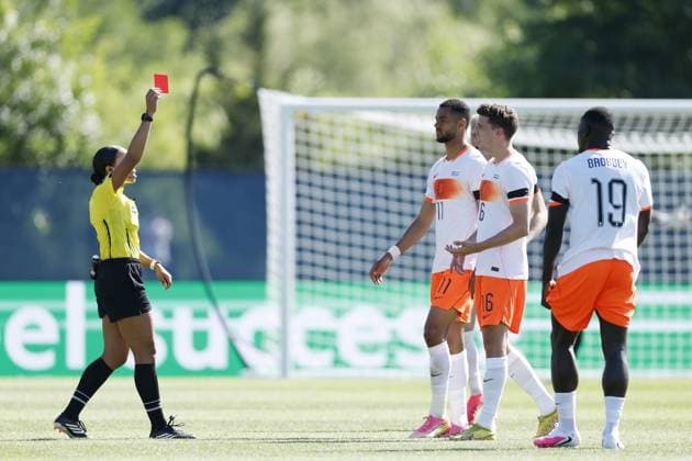 NEW YORK - Red card for Guus Til of the Netherlands during the friendly international match, Länderspiel, Nationalmannschaft between the Netherlands and Uzbekistan at Icahn Stadium on June 8, 2026, in New York, United States. MAURICE VAN STEEN ANP International Friendly, Länderspiel, Nationalmannschaft 2026 xVIxANPxSportx xMauricexvanxSteenxIVx 560518020 originalFilename: 560518020.jpg