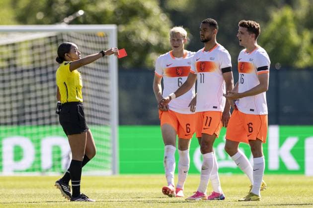 NEW YORK - (lr) Alyssa Pennington shows a red card to Guus Til of the Netherlands during the friendly match between the Netherlands and Uzbekistan at Icahn Stadium on June 8, 2026, in New York, United States. The Dutch national team, Nationalteam is preparing for the World Cup. ROBIN VAN LONKHUIJSEN ANP International Friendly, Länderspiel, Nationalmannschaft 2026 xVIxANPxSportx xxANPxIVx 560518115 originalFilename: 560518115.jpg