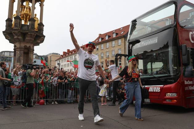 08 06 2026, xtgx, Handball, Daikin HBL, Reception of the German champion SC Magdeburg in the town hall v l Tim Zechel Magdeburg, 9 Magdeburg
