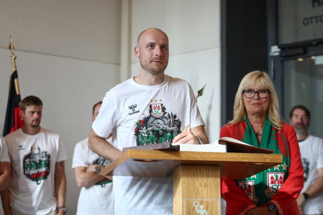 08 06 2026, xtgx, Handball, Daikin HBL, Reception of the German champion SC Magdeburg in the town hall v l Entry in the golden book of the city, Daniel Pettersson Magdeburg, 11 Magdeburg