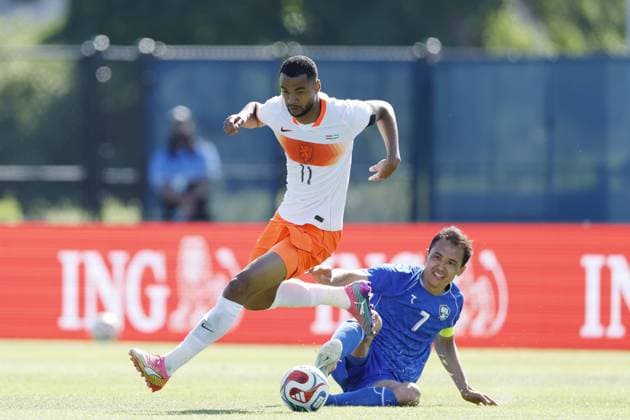 NEW YORK - (LR) Cody Gakpo of the Netherlands, Otabek Shukurov of Uzbekistan during the friendly international match, Länderspiel, Nationalmannschaft between the Netherlands and Uzbekistan at Icahn Stadium on June 8, 2026 in New York, United States. MAURICE VAN STEEN ANP International Friendly, Länderspiel, Nationalmannschaft 2026 xVIxANPxSportx xMauricexvanxSteenxIVx 560520158 originalFilename: 560520158.jpg