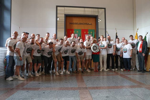 08 06 2026, xtgx, Handball, Daikin HBL, Reception of the German champions SC Magdeburg in the town hall f l Group photo with Mayor Simone Borris and Minister President Sven Schulze Magdeburg
