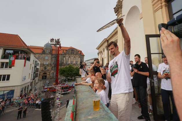 08 06 2026, xtgx, Handball, Daikin HBL, Reception of the German champion SC Magdeburg in the town hall v l Sergey Hernandez Ferrer Magdeburg, 1 Magdeburg