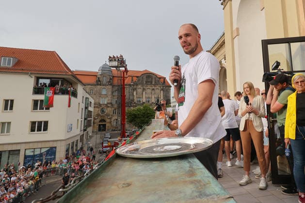 08 06 2026, xtgx, Handball, Daikin HBL, Reception of the German champion SC Magdeburg in the town hall v l Tim Zechel Magdeburg, 9 Magdeburg