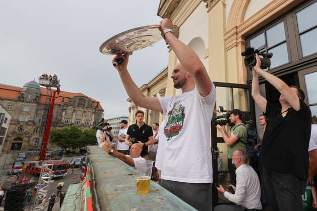 08 06 2026, xtgx, Handball, Daikin HBL, Reception of the German champion SC Magdeburg in the town hall v l Tim Zechel Magdeburg, 9 Magdeburg