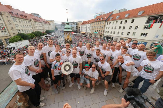 08 06 2026, xtgx, Handball, Daikin HBL, Reception of the German champion SC Magdeburg in the town hall v l group photo team photo Magdeburg