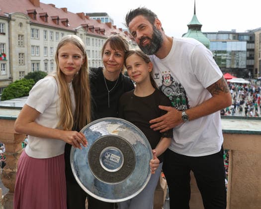08 06 2026, xtgx, Handball, Daikin HBL, Reception of the German champion SC Magdeburg in the town hall v l Bennet Wiegert Magdeburg, coach with his family Magdeburg