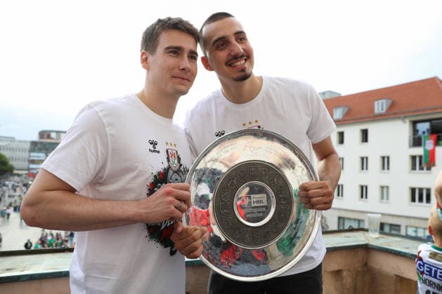 08 06 2026, xtgx, Handball, Daikin HBL, Reception of the German champion SC Magdeburg in the town hall f l Manuel Zehnder Magdeburg, 8 Matej Mandic Magdeburg, 12 Magdeburg
