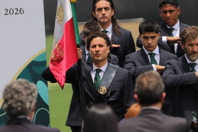 June 8, 2026, Mexico City, Ciudad de Mexico, Mexico: Guillermo Ochoa goalie of Mexican national soccer team rises the Mexican national flag during the flag-raising ceremony at the High-Performance Center (CAR) before the 2026 FIFA World Cup, WM, Weltmeisterschaft, Fussball Group A match between Mexico and South Africa. on June 8, 2026 in Mexico City, Mexico. Mexico City Mexico - ZUMAe321 20260608_zsa_e321_029 Copyright: xCarlosxSantiagox