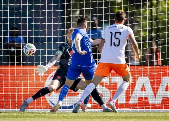 NEW YORK - Igor Sergeev of Uzbekistan scores the 1-1, Netherlands goalkeeper Mark Flekken and Micky van de Ven of the Netherlands during the friendly match between the Netherlands and Uzbekistan at Icahn Stadium on June 8, 2026, in New York, United States. The Dutch national team, Nationalteam is preparing for the World Cup. KOEN VAN WEEL ANP International Friendly, Länderspiel, Nationalmannschaft 2026 xVIxANPxSportx xxANPxIVx 560524162 originalFilename: 560524162.jpg