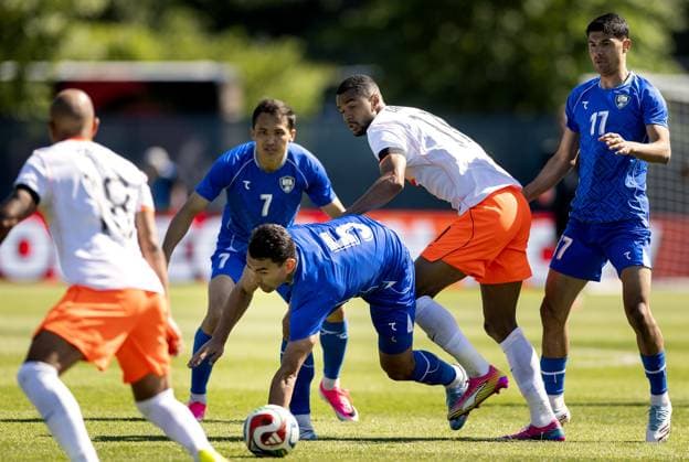 NEW YORK - (lr) Rustam Ashurmatov of Uzbekistan, Cody Gakpo of the Netherlands, Dostonbek Khamdamov of Uzbekistan during the friendly match between the Netherlands and Uzbekistan at Icahn Stadium on June 8, 2026, in New York, United States. The Dutch national team, Nationalteam is preparing for the World Cup. KOEN VAN WEEL ANP International Friendly, Länderspiel, Nationalmannschaft 2026 xVIxANPxSportx xxANPxIVx 560525313 originalFilename: 560525313.jpg