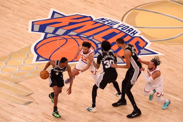NBA, Basketball Herren, USA Finals Game 3 - San Antonio Spurs at New York Knicks De Aaron Fox (L) of the San Antonio Spurs drives the ball during Game 3 of the NBA Finals at Madison Square Garden in New York, New York, USA, 08 June 2026. NEW YORK NEW YORK UNITED STATES  Copyright: xSARAHxYENESELx