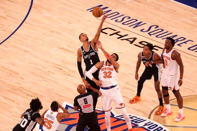 NBA, Basketball Herren, USA Finals Game 3 - San Antonio Spurs at New York Knicks Victor Wembanyama (C) of the San Antonio Spurs and Karl-Anthony Towns (3-R) of the New York Knicks jump for the opening tip-off of Game 3 of the NBA Finals at Madison Square Garden in New York, New York, USA, 08 June 2026. NEW YORK NEW YORK UNITED STATES  Copyright: xSARAHxYENESELx