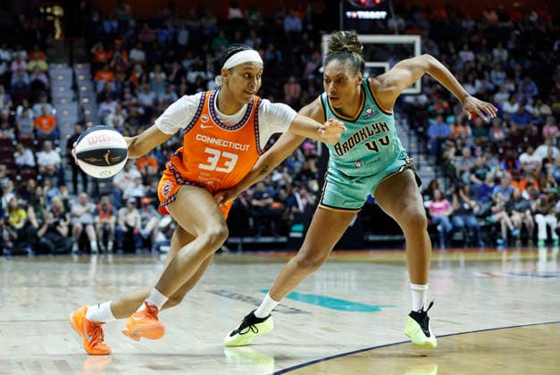 UNCASVILLE, CT - JUNE 08: Nell Angloma 33 of the Connecticut Sun drives to the basket against Betnijah Laney-Hamilton 44 of the New York Liberty during the WNBA, Basketball Damen, USA Commissioner s Cup game between New York Liberty and Connecticut Sun on June 8, 2026, at Mohegan Sun Arena in Uncasville, CT. (Photo by M. Anthony Nesmith Icon Sportswire) WNBA: JUN 08 New York Liberty at Connecticut Sun EDITORIAL USE ONLY Icon26060812