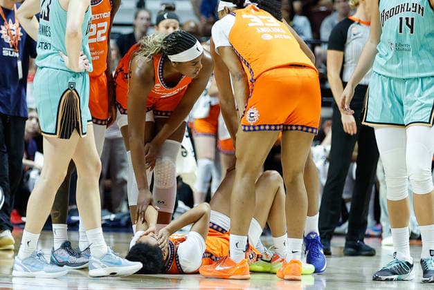 UNCASVILLE, CT - JUNE 08: Aaliyah Edwards 8 of the Connecticut Sun and Nell Angloma 33 of the Connecticut Sun assist Leila Lacan 47 of the Connecticut Sun after running into a pick set by Raquel Carrera 14 of the New York Liberty during the WNBA, Basketball Damen, USA Commissioner s Cup game between New York Liberty and Connecticut Sun on June 8, 2026, at Mohegan Sun Arena in Uncasville, CT. (Photo by M. Anthony Nesmith Icon Sportswire) WNBA: JUN 08 New York Liberty at Connecticut Sun EDITORIAL USE ONLY Icon26060815
