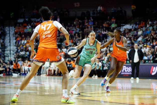 UNCASVILLE, CT - JUNE 08: Pauline Astier 18 of the New York Liberty drives to the basket between Diamond Miller 1 of the Connecticut Sun and Leila Lacan 47 of the Connecticut Sun during the WNBA, Basketball Damen, USA Commissioner s Cup game between New York Liberty and Connecticut Sun on June 8, 2026, at Mohegan Sun Arena in Uncasville, CT. (Photo by M. Anthony Nesmith Icon Sportswire) WNBA: JUN 08 New York Liberty at Connecticut Sun EDITORIAL USE ONLY Icon26060830