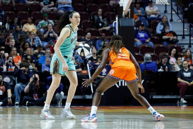 UNCASVILLE, CT - JUNE 08: Breanna Stewart 30 of the New York Liberty defended by Diamond Miller 1 of the Connecticut Sun during the WNBA, Basketball Damen, USA Commissioner s Cup game between New York Liberty and Connecticut Sun on June 8, 2026, at Mohegan Sun Arena in Uncasville, CT. (Photo by M. Anthony Nesmith Icon Sportswire) WNBA: JUN 08 New York Liberty at Connecticut Sun EDITORIAL USE ONLY Icon26060831