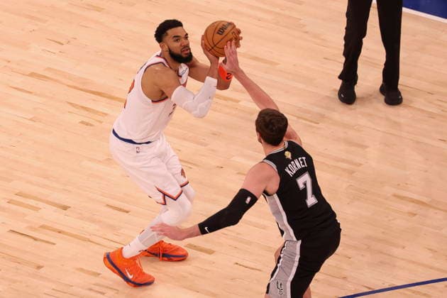 NBA, Basketball Herren, USA Finals Game 3 - San Antonio Spurs at New York Knicks New York Knicks center-forward Karl-Anthony Towns (L) and San Antonio Spurs center-forward Luke Kornet (R) in action during Game 3 of the NBA Finals between the San Antonio Spurs and the New York Knicks at Madison Square Garden in New York, New York, USA, 08 June 2026. NEW YORK NEW YORK UNITED STATES  Copyright: xSARAHxYENESELx