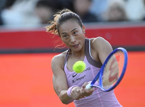 (260609) -- LONDON, June 9, 2026 -- Zheng Qinwen returns a shot during the women s singles first round match between Zheng Qinwen of China and Jaqueline Cristian of Romania at the Queen s Club Championships in London, Britain, June 8, 2026. (Photo by Xinhua) (SP)BRITAIN-LONDON-TENNIS-QUEEN S CLUB-WOMEN S SINGLES LiuxYing 