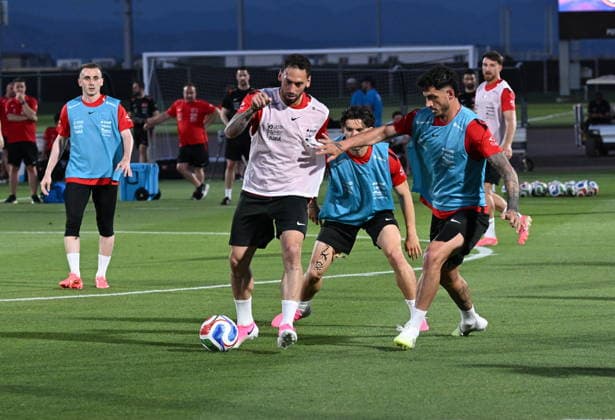 Turkish National Football Team training session in Arizona MESA, ARIZONA, US - JUNE 08: Turkish National Football Team player Hakan Calhanoglu and his teammates, under the guidance of head coach Vincenzo Montella, participate in open training sessions for fans and media members ahead of the 2026 FIFA World Cup, WM, Weltmeisterschaft, Fussball at the Arizona Athletic Grounds in Mesa, Arizona, on June 08, 2026. Tayfun Coskun Anadolu Arizona United States. Editorial use only. Please get in touch for any other usage.  Copyright: x2026xAnadoluxTayfunxCoskunx