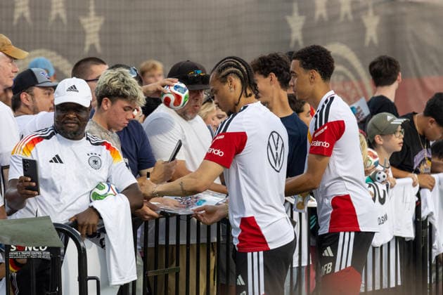 Leroy Sane Jamal Musiala during fan signing event, day 1 DFB practice for the FIFA World Cup 2026 at Wake Forest University™s Spry Stadium in Winston-Salem, North Carolina, United States, June 8, 2026. WINSTON-SALEM Spry Stadium North Carolina USA Copyright: xPaulxMoreax 064A4981