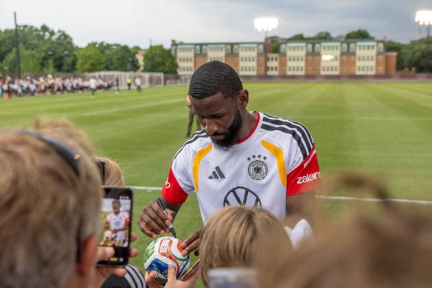 Antonio Rüdiger during fan signing event, day 1 DFB practice for the FIFA World Cup 2026 at Wake Forest University™s Spry Stadium in Winston-Salem, North Carolina, United States, June 8, 2026. WINSTON-SALEM Spry Stadium North Carolina USA Copyright: xPaulxMoreax 1R8A7154