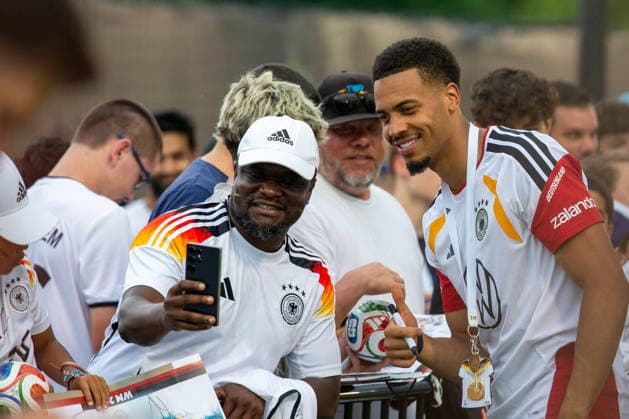 Felix Nmecha during fan signing event, day 1 DFB practice for the FIFA World Cup 2026 at Wake Forest University™s Spry Stadium in Winston-Salem, North Carolina, United States, June 8, 2026. WINSTON-SALEM Spry Stadium North Carolina USA Copyright: xPaulxMoreax AS1Z8992