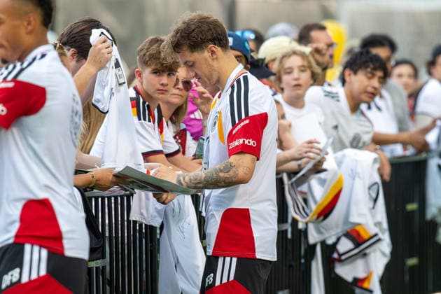 Angelo Stiller during fan signing event, day 1 DFB practice for the FIFA World Cup 2026 at Wake Forest University™s Spry Stadium in Winston-Salem, North Carolina, United States, June 8, 2026. WINSTON-SALEM Spry Stadium North Carolina USA Copyright: xPaulxMoreax AS1Z9020