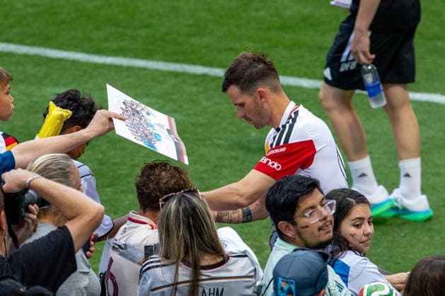 Pascal Groß during fan signing event, day 1 DFB practice for the FIFA World Cup 2026 at Wake Forest University™s Spry Stadium in Winston-Salem, North Carolina, United States, June 8, 2026. WINSTON-SALEM Spry Stadium North Carolina USA Copyright: xPaulxMoreax AS1Z9060