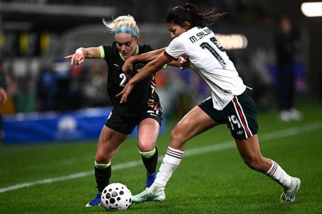 SOCCER MATILDAS MEXICO, Ellie Carpenter of Australia competes for possession with Angelique Montserrat Saldivar Pavon of Mexico during the International Friendly, Länderspiel, Nationalmannschaft match between Australia and Mexico at CommBank Stadium in Sydney, Tuesday, June 9, 2026. ( NO ARCHIVING, EDITORIAL USE ONLY SYDNEY NEW SOUTH WALES AUSTRALIA  Copyright: xDANxHIMBRECHTSx 20260609159940462996