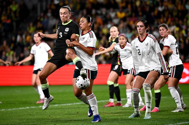 SOCCER MATILDAS MEXICO, Caitlin Foord of Australia competes for possession with Reyna Reyes of Mexico during the International Friendly, Länderspiel, Nationalmannschaft match between Australia and Mexico at CommBank Stadium in Sydney, Tuesday, June 9, 2026. ( NO ARCHIVING, EDITORIAL USE ONLY SYDNEY NEW SOUTH WALES AUSTRALIA  Copyright: xDANxHIMBRECHTSx 20260609159901887919