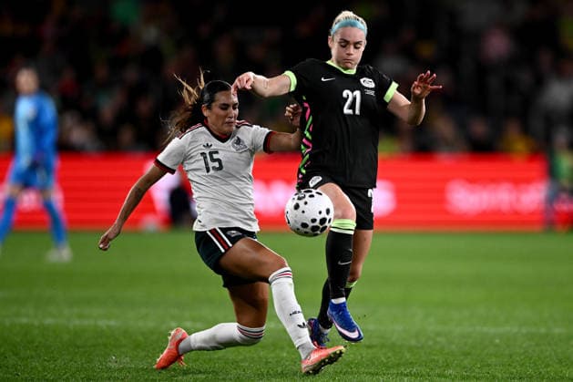 SOCCER MATILDAS MEXICO, Ellie Carpenter of Australia competes for possession with Jasmine Alexis Casarez of Mexico during the International Friendly, Länderspiel, Nationalmannschaft match between Australia and Mexico at CommBank Stadium in Sydney, Tuesday, June 9, 2026. ( NO ARCHIVING, EDITORIAL USE ONLY SYDNEY NEW SOUTH WALES AUSTRALIA  Copyright: xDANxHIMBRECHTSx 20260609125146319483