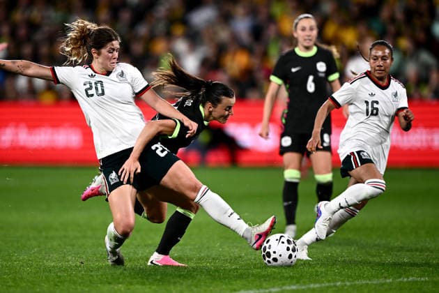 SOCCER MATILDAS MEXICO, Hayley Raso of Australia is tackled by Nicolette Andrea Hernandez Sippel of Mexico during the International Friendly, Länderspiel, Nationalmannschaft match between Australia and Mexico at CommBank Stadium in Sydney, Tuesday, June 9, 2026. ( NO ARCHIVING, EDITORIAL USE ONLY SYDNEY NEW SOUTH WALES AUSTRALIA  Copyright: xDANxHIMBRECHTSx 20260609139169089492